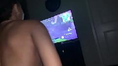 Meu vizinho adora cumming na minha buceta enquanto joga seu videogame